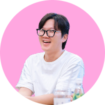 동그란 노란배경 속 대화하는 모습의 정구혁 멘토