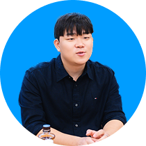 동그란 노란배경 속 대화하는 모습의 박기웅 멘티