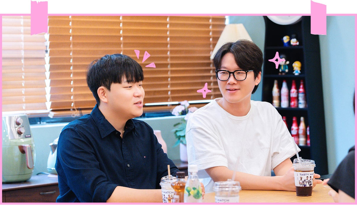 인터뷰하는 모습의 박기웅 멘티와 정구혁 멘토