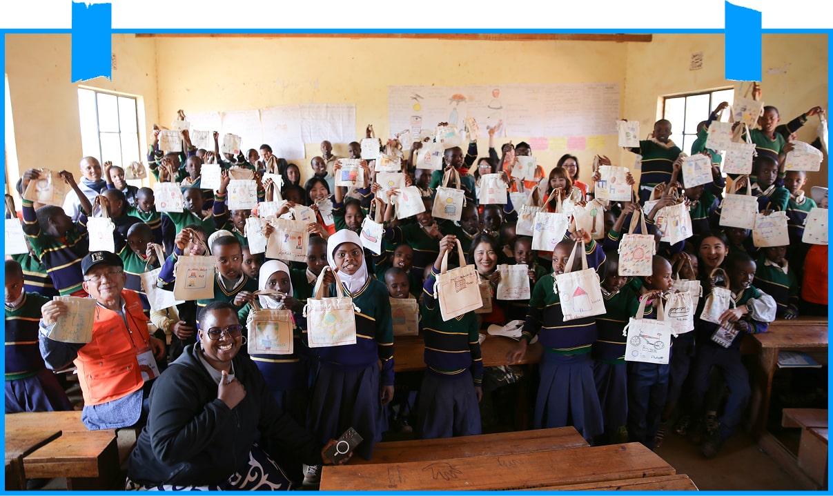 후원한 아이들과 함께 찍은 나태주시인의 모습