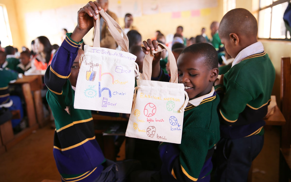 직접 만든 가방을 들고있는 아이들의 모습