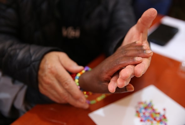 아이의 손을 잡은 사진