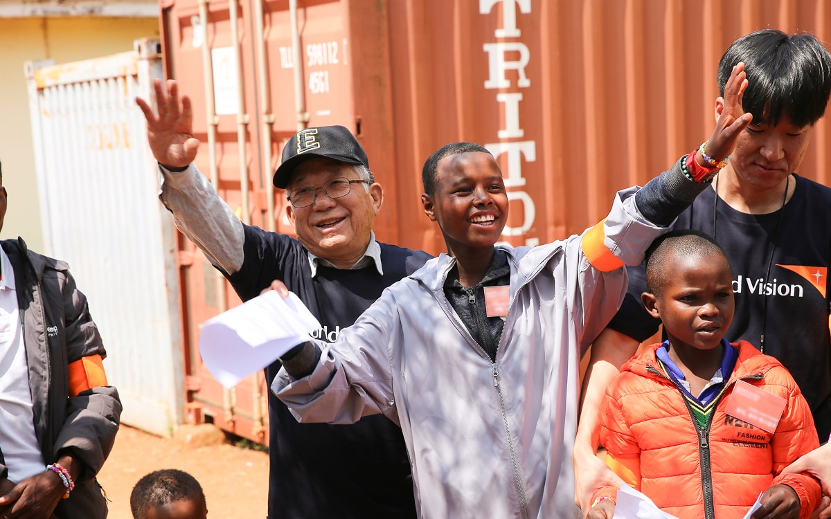 아이들과 함께 손을 흔드는 나태주시인