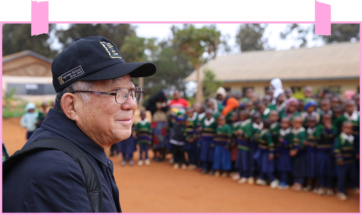 탄자니아 학생들을 바라보는 나태주 시인