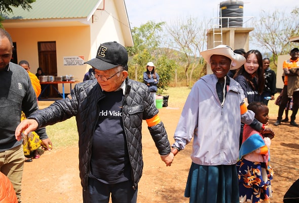 아이들의 손을 잡고 걸어가는 나태주시인