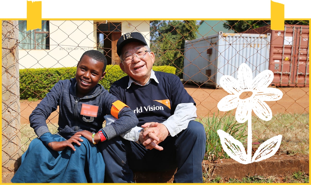 소녀와 앉아서 웃고있는 나태주시인