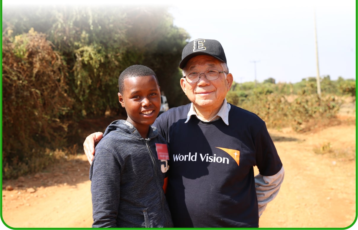 아이와 함께 어깨동무한 모습의 나태주 시인