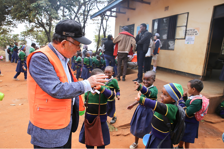 아이들과 이야기하는 나태주시인