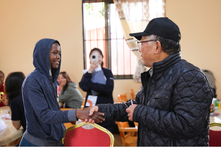 아이와 악수를 하고있는 나태주시인