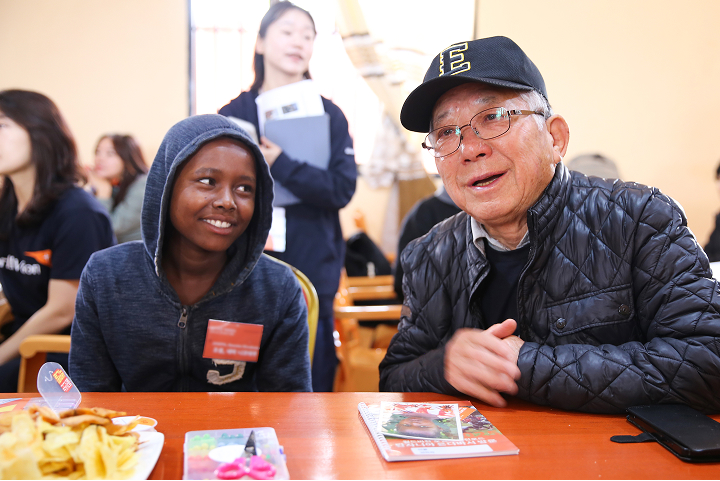 아이와 이야기하고 있는 나태주시인