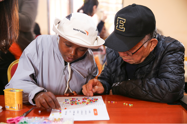 아이와 미술공예 하는 나태주시인