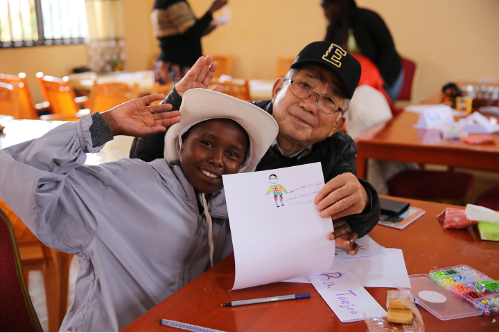 아이가 그린 그림을 들고 사진을 찍은 나태주시인의 모습