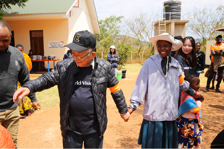 아이들과 손을 잡고 걸어가는 나태주시인
