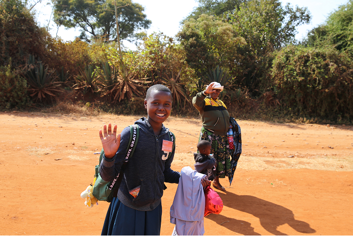 손을 흔드는 아이들의 모습