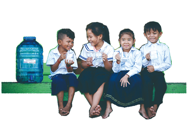 75주년 역사 관련 사진 : 앉아있는 4명의 아이들