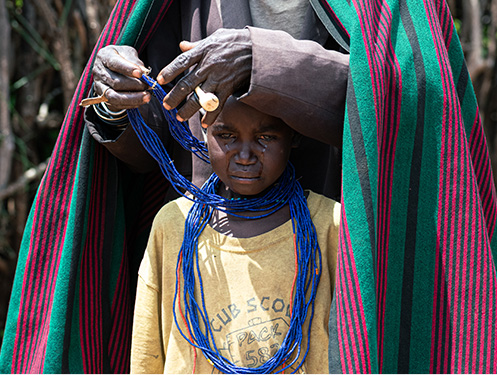 조혼의 목걸이를 채우는 모습