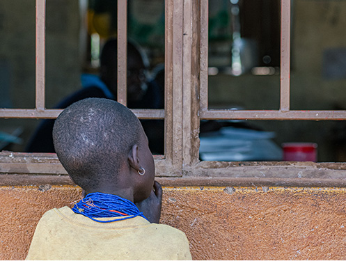 조혼의 목걸이를 한 아이의 뒷모습