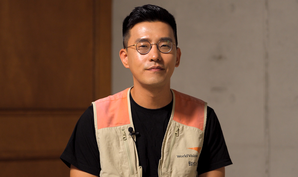정면을 응시하고 있는 직원의 모습