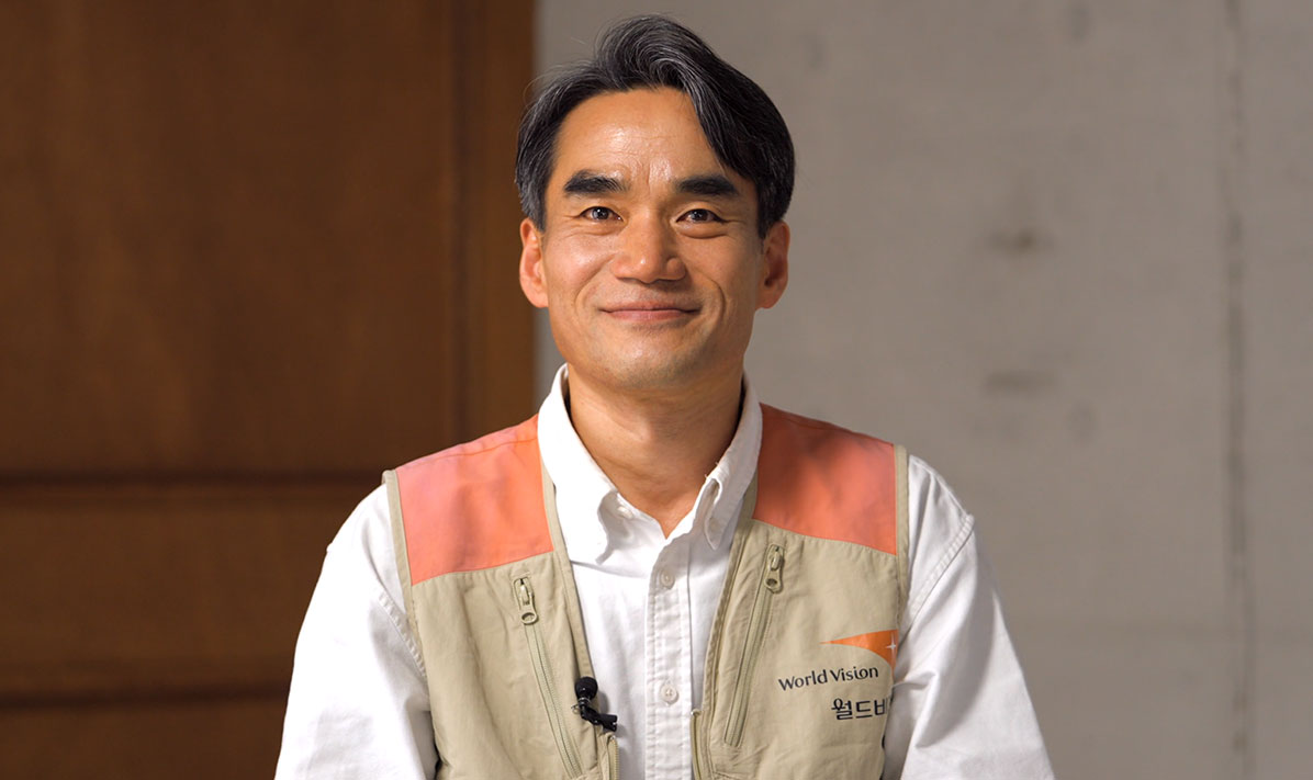 정면을 응시하며 미소짓는 직원의 모습
