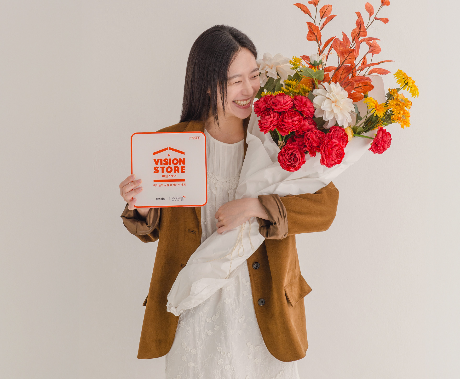 비전스토어 액자와 꽃을들고 있는 여성 사진