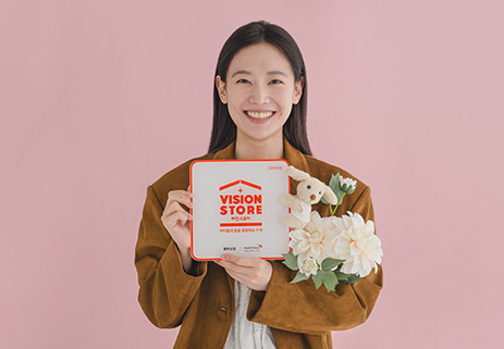 하얀 꽃과 인형, 비전스토어 액자를 들고 있는 여성 사진