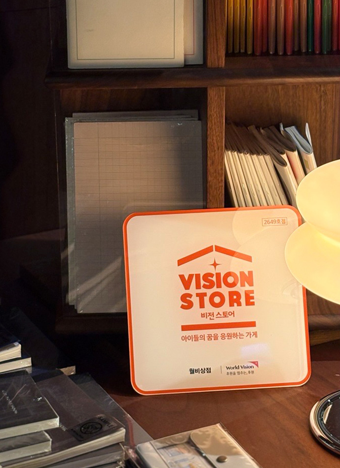 측면 각도의 책상에 놓인 비전스토어 액자 사진