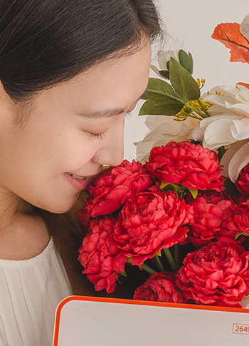 꽃향기를 맡고있는 여성 모델 사진