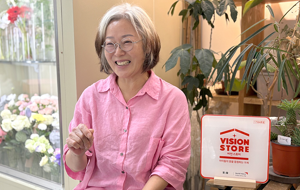 꽃집에서 대화하는 여성 사진