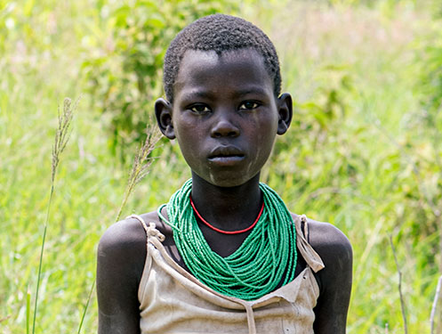 조혼의 목걸이를 채우는 모습