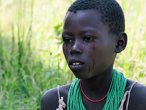조혼의 목걸이를 한 아이의 뒷모습