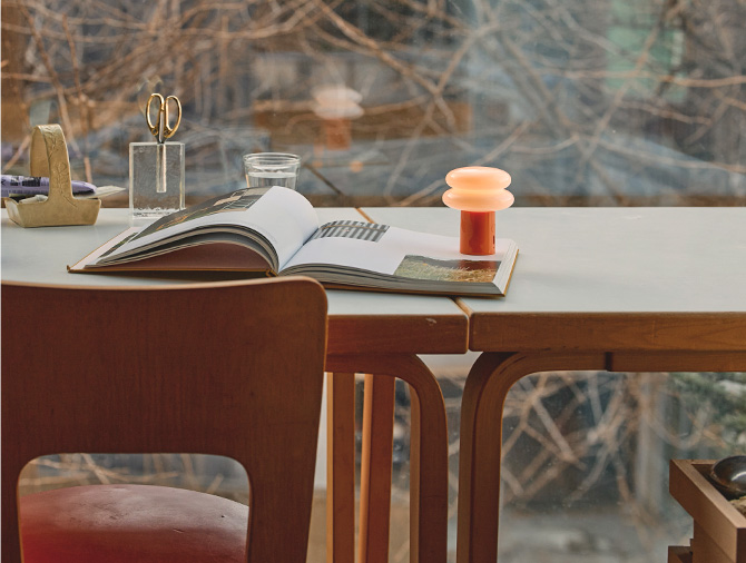 탁자 위의 일광전구