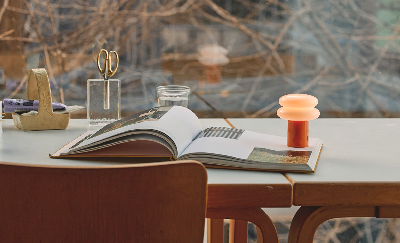 탁자 위의 일광전구