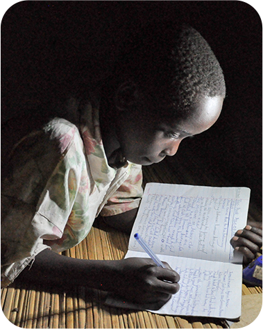 불빛이 부족해 작은 태양광 조명을 불빛삼아 공부하며 꿈을 꾸는 우간다 난민촌의 오토비