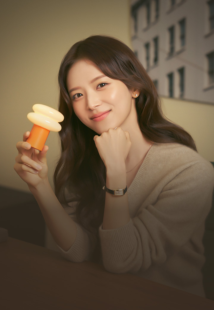 일광전구를 들고 있는 김지영