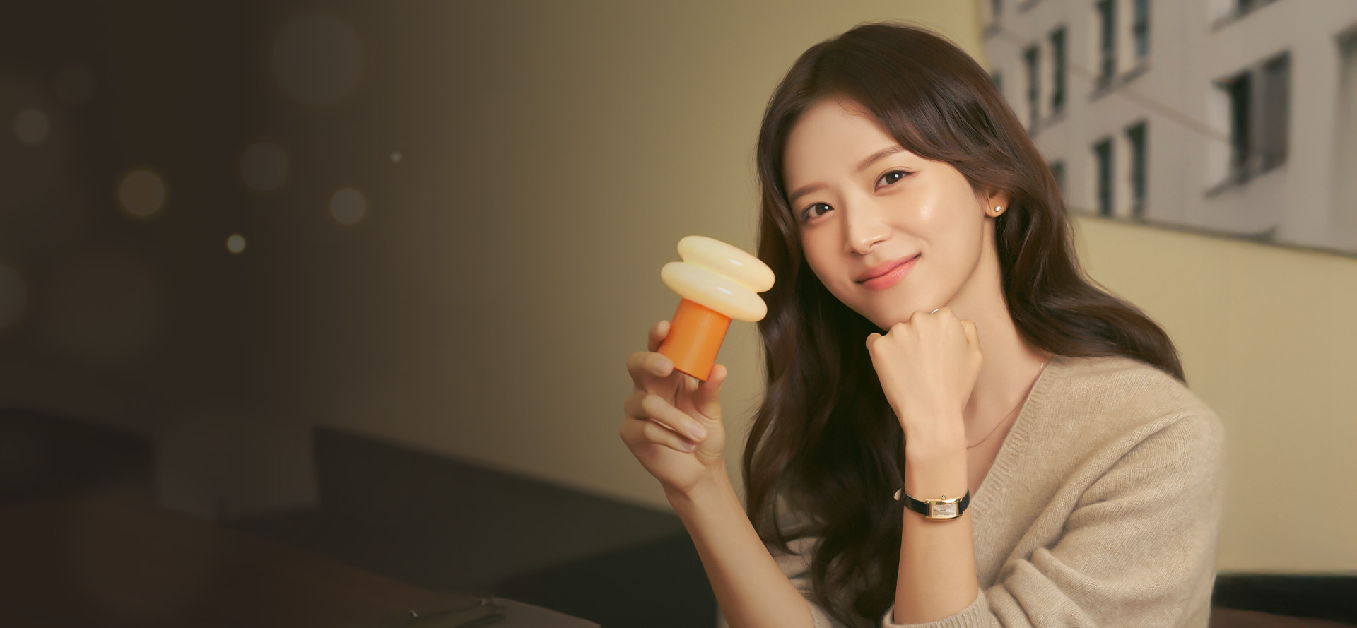 일광전구를 들고 있는 김지영