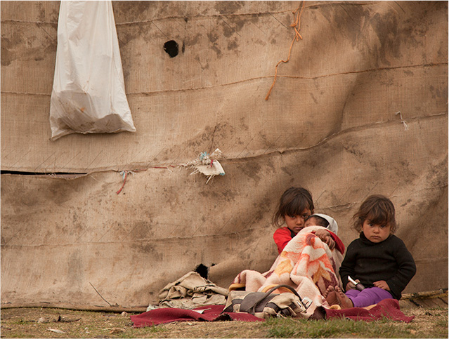 따뜻한 보금자리를 잃고 추운 겨울을 나는 아이들