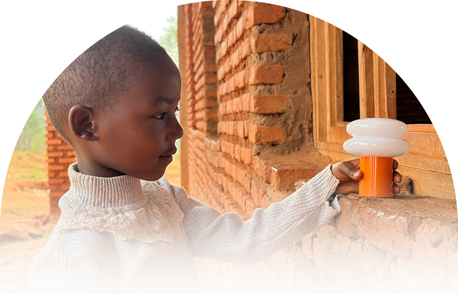 일광전구를 들고 있는 아이