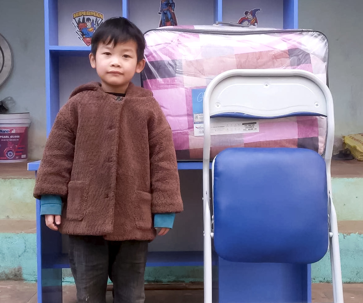 선물금으로 물건을 산 아동과 주민들