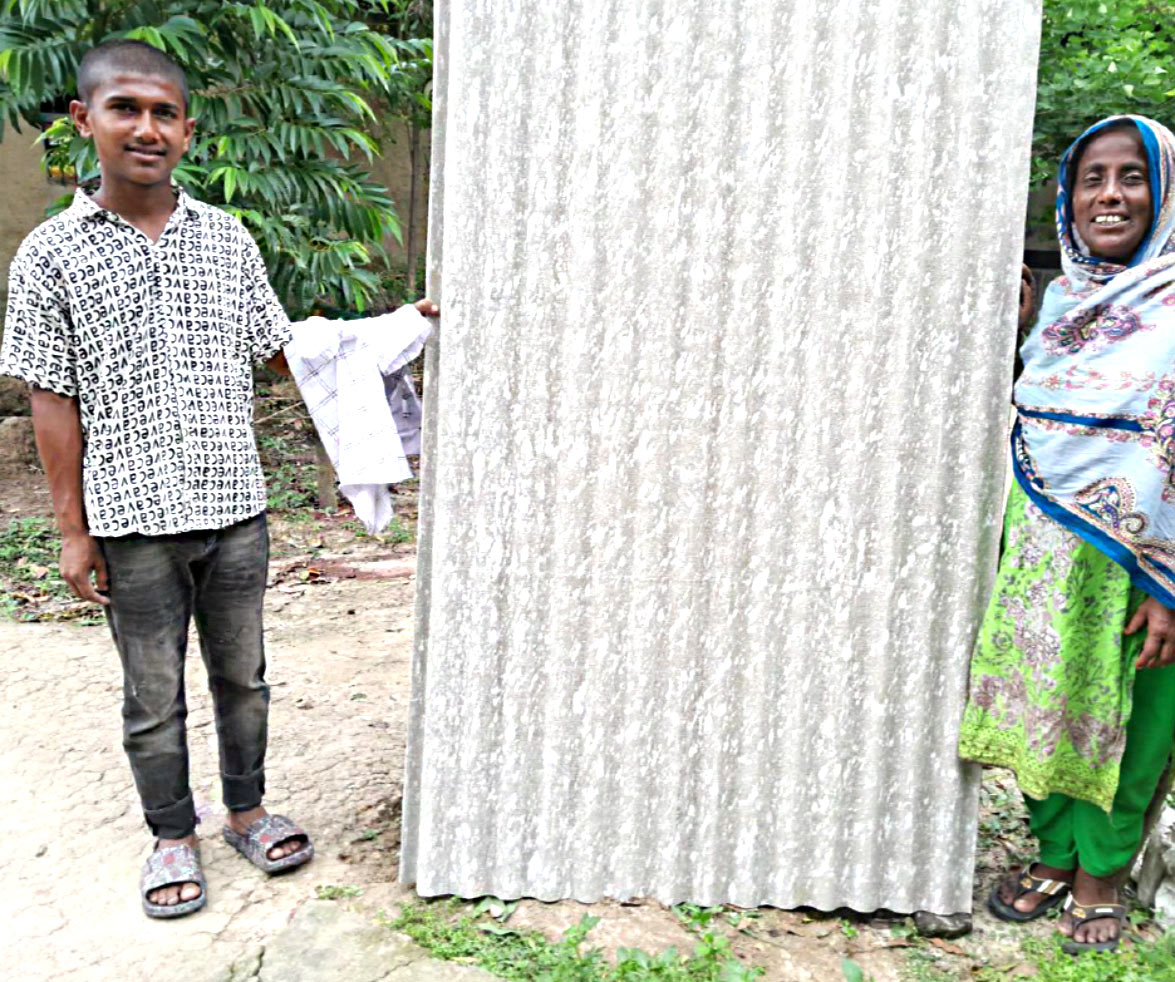 선물금으로 물건을 산 아동과 주민들