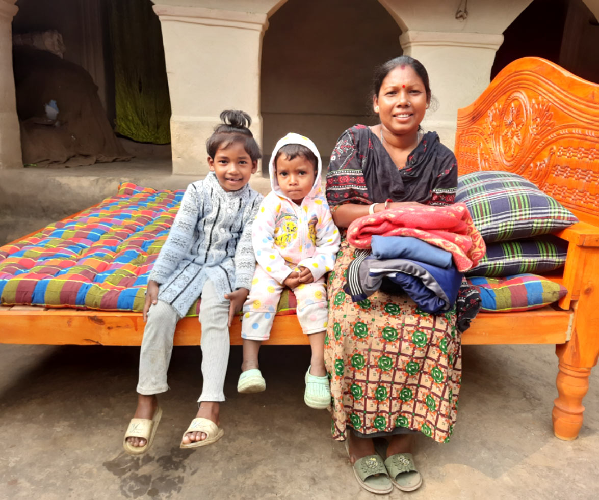 선물금으로 물건을 산 아동과 주민들