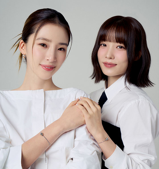 팔찌를 같이 차고 있는 아이린, 윤소희