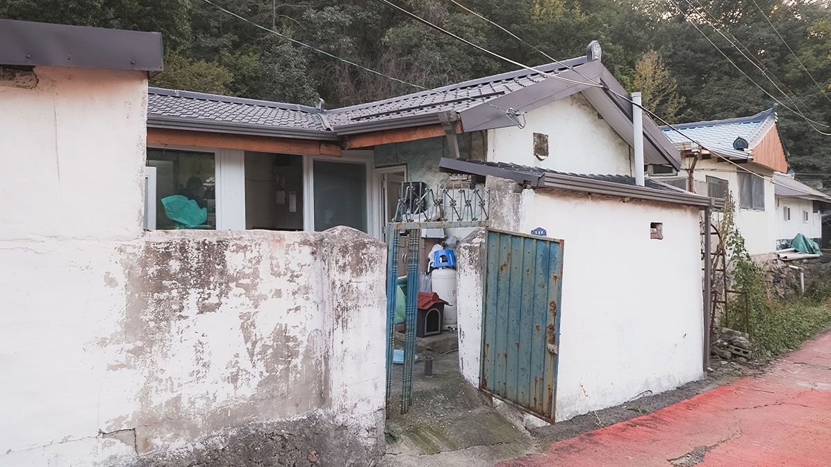 오래되서 많이 망가진 서진이와 할머니의 집