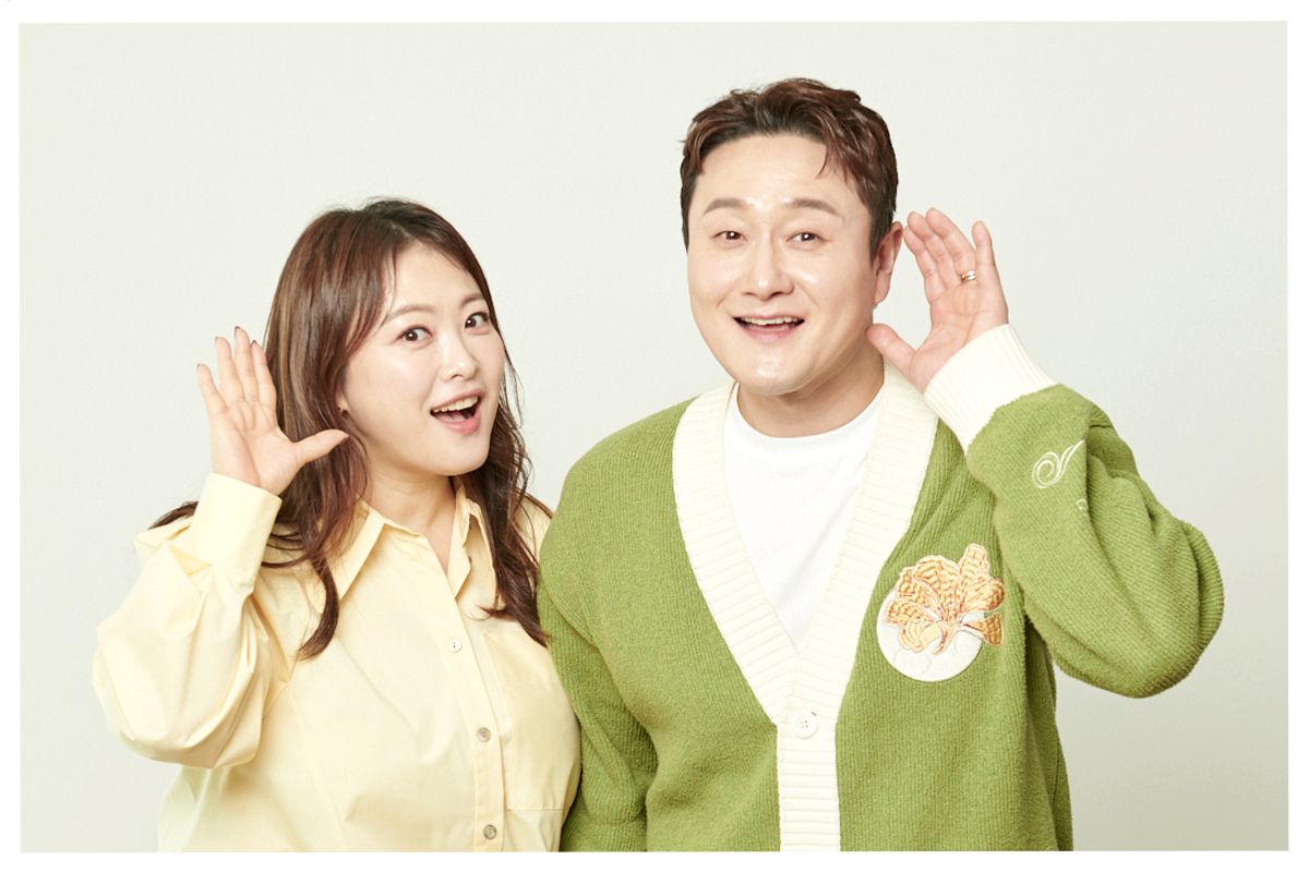 심진화, 김원효가 귀를 기울이고 있는 모습