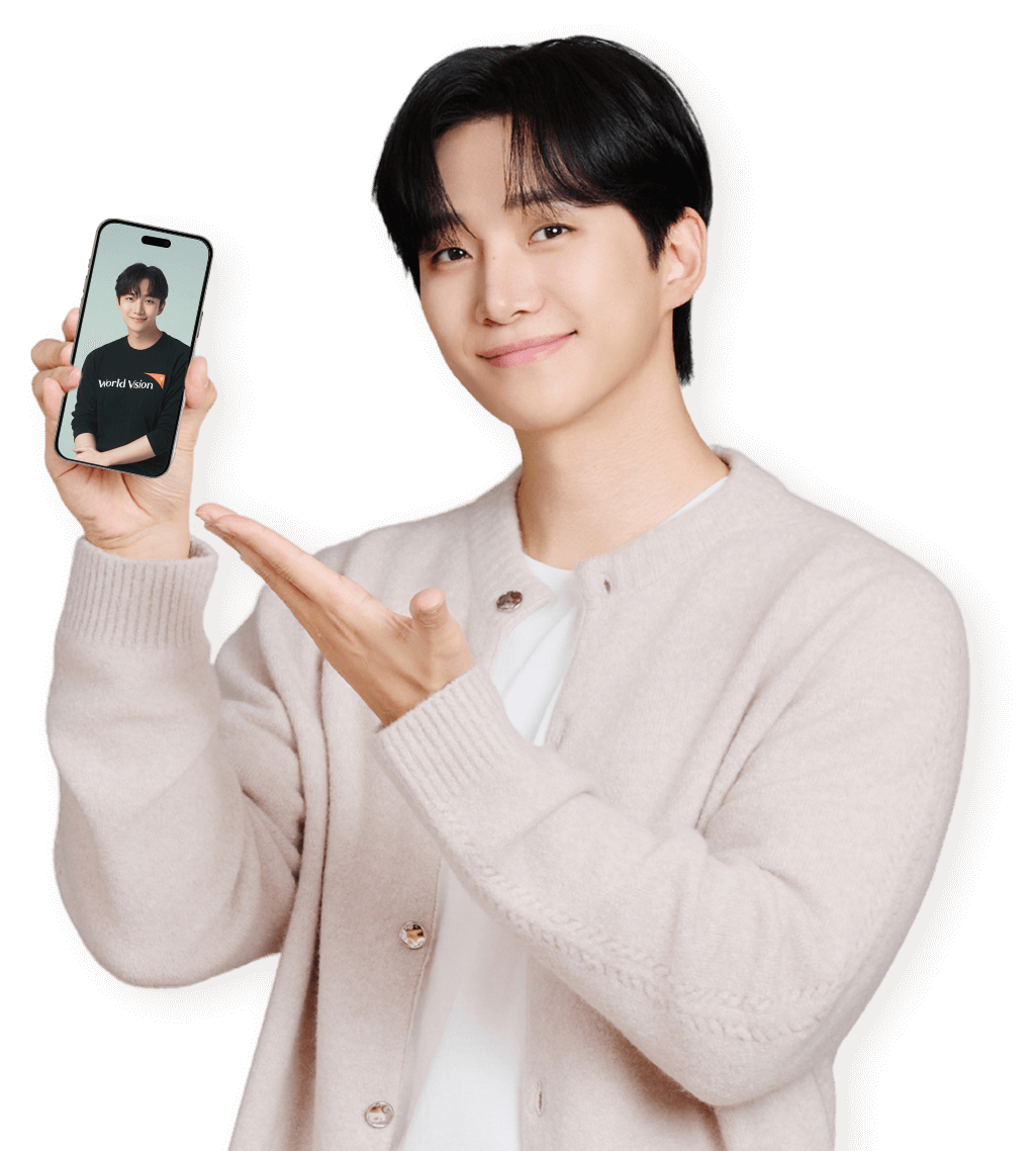 핸드폰을 들고 있는 이준호