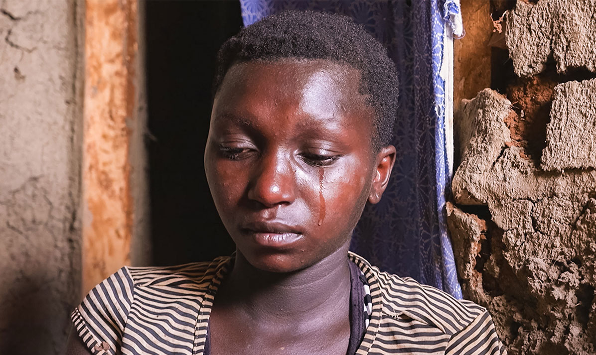 집안에서 눈물을 흘리고 있는 에스더