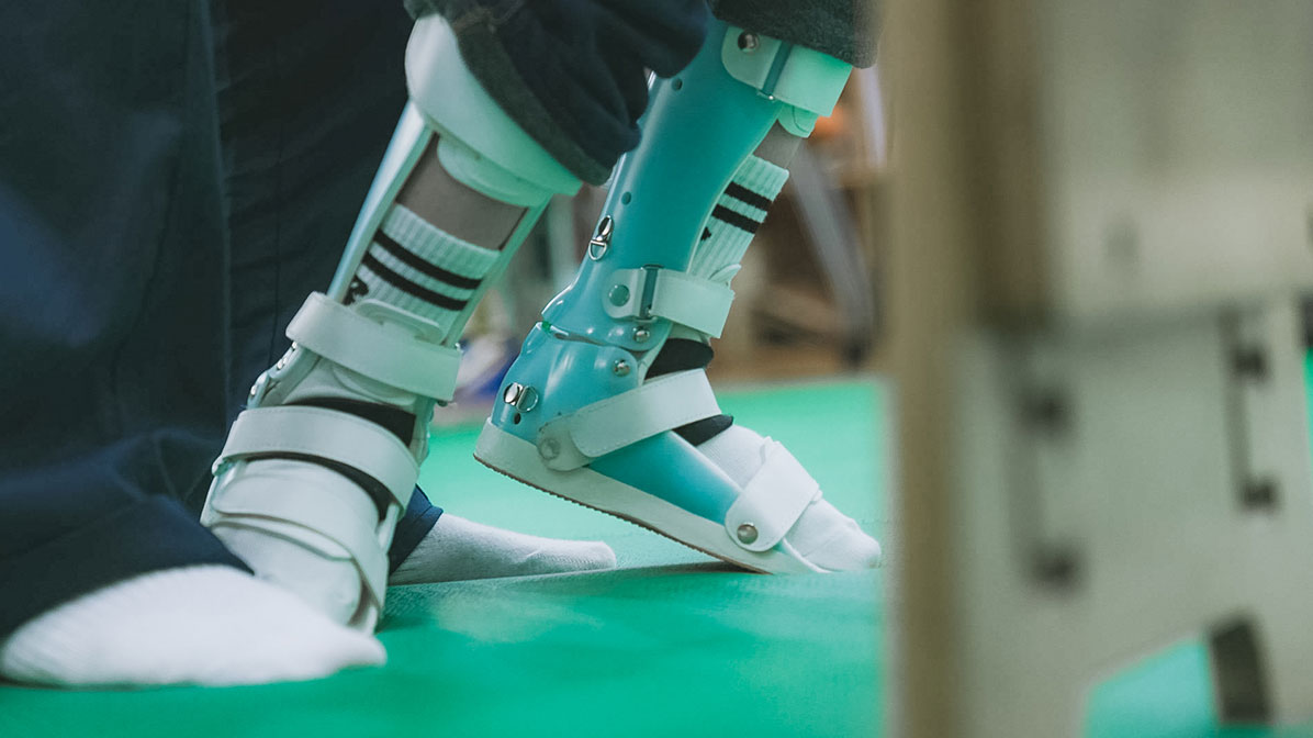 보조기구를 차고 걷고 있는 선재