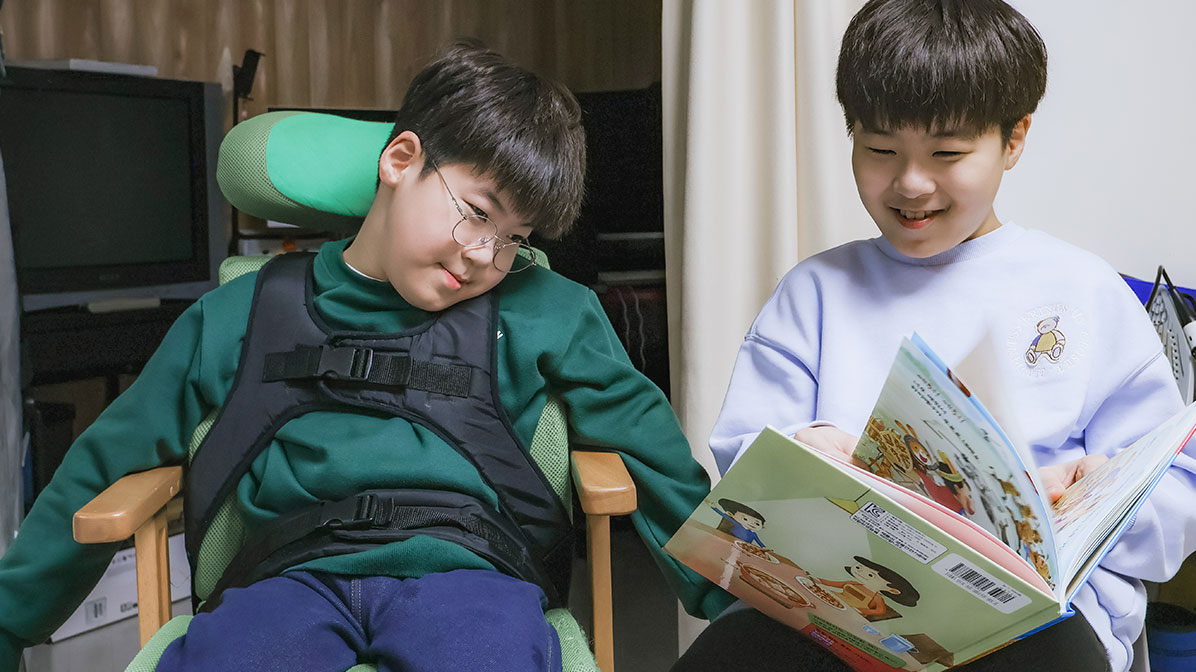 선재에게 동화책을 읽어주고 있는 선호