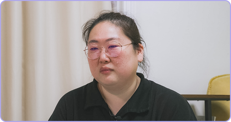인터뷰 중 눈물을 흘리고 있는 쌍둥이 엄마