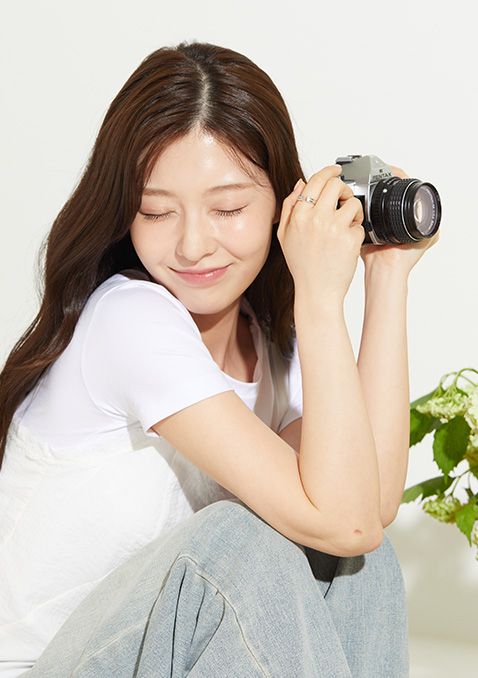 스탑링 모델 착용 사진 - 카메라를 들고
