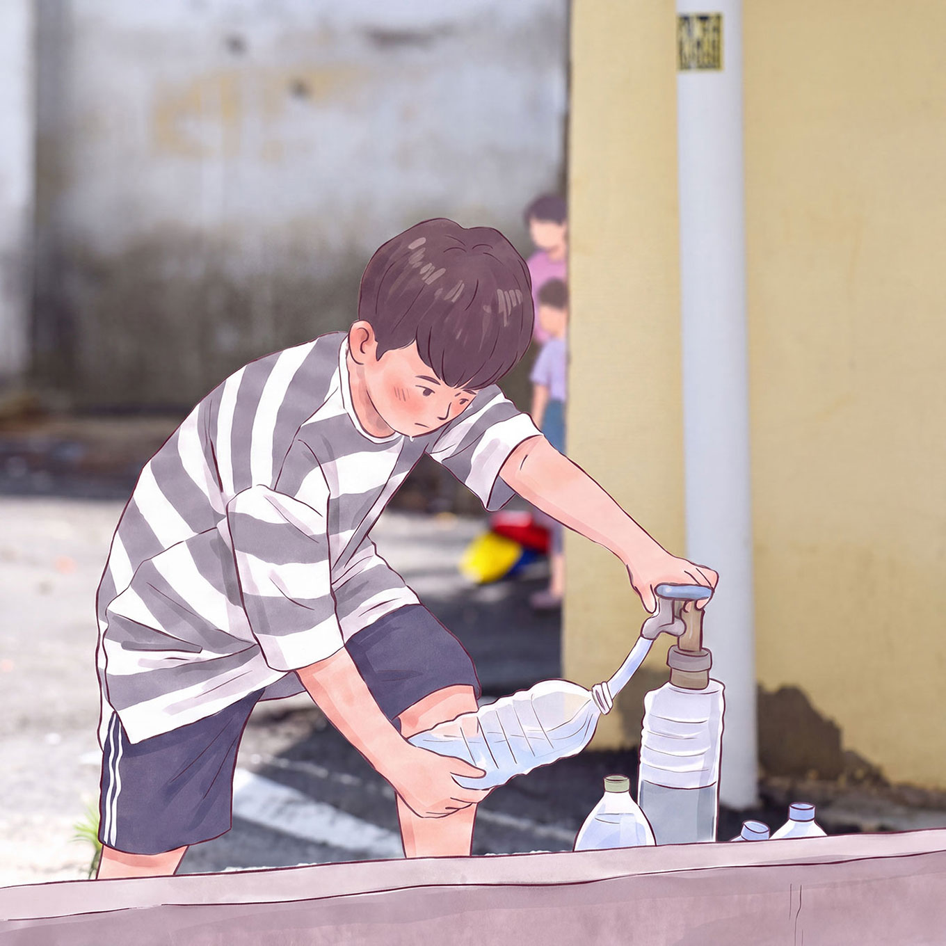 야외 수도에서 물병에 물을 받는 승우